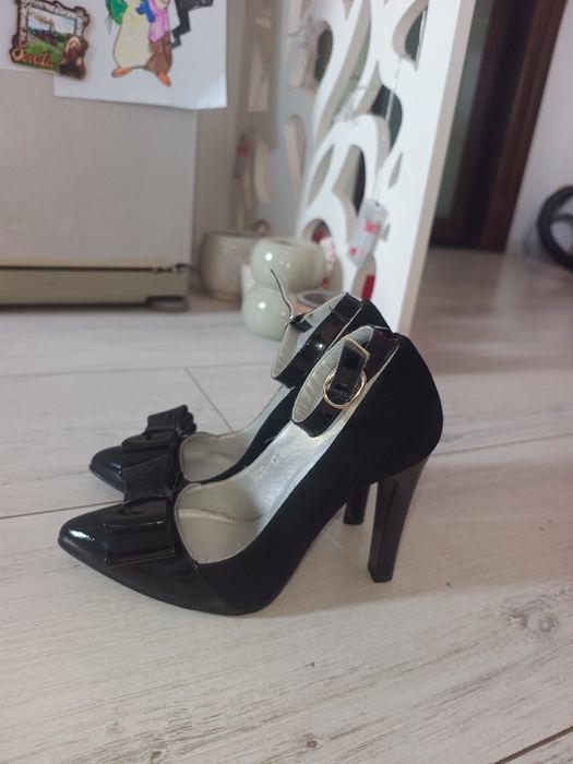 Pantofi cu toc din piele naturala