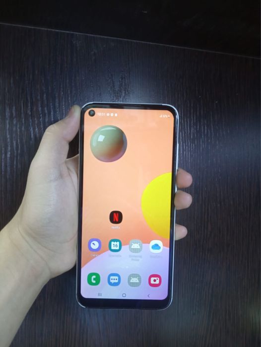 Продаю самсунг а11 белый