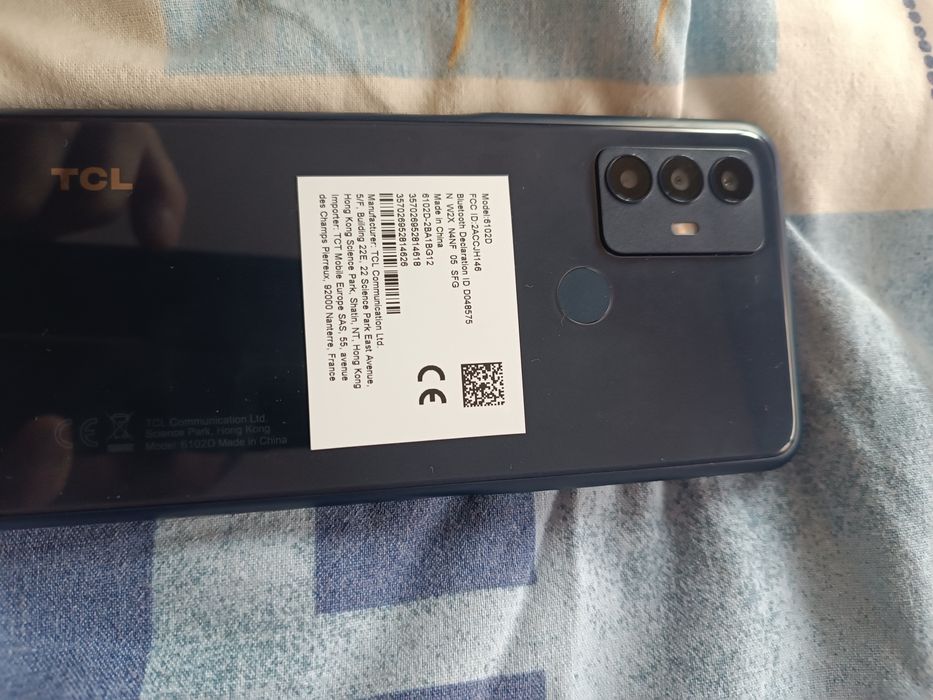 TCL 305 телефона е нов +слушалки нови