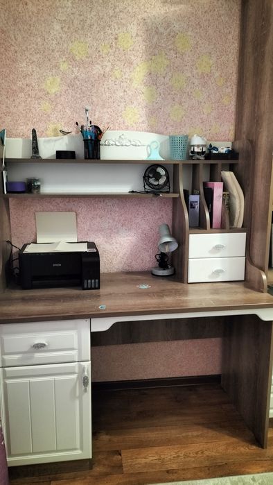 Детский письменный стол и пенал