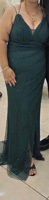 Зелена рокля по тялото