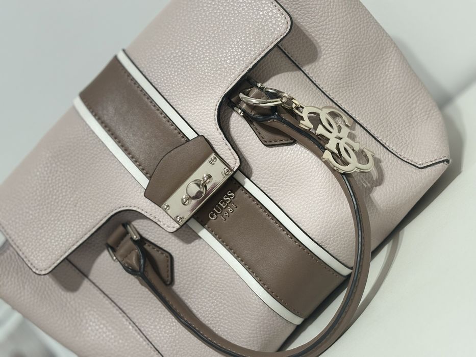 Geanta Guess purtata de doua ori