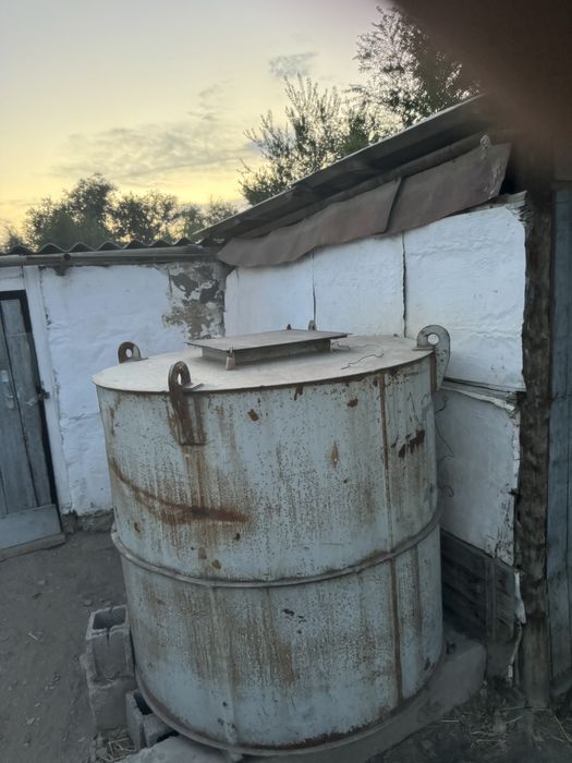 Емкость вместимость 2000 литр. Металл толстый.