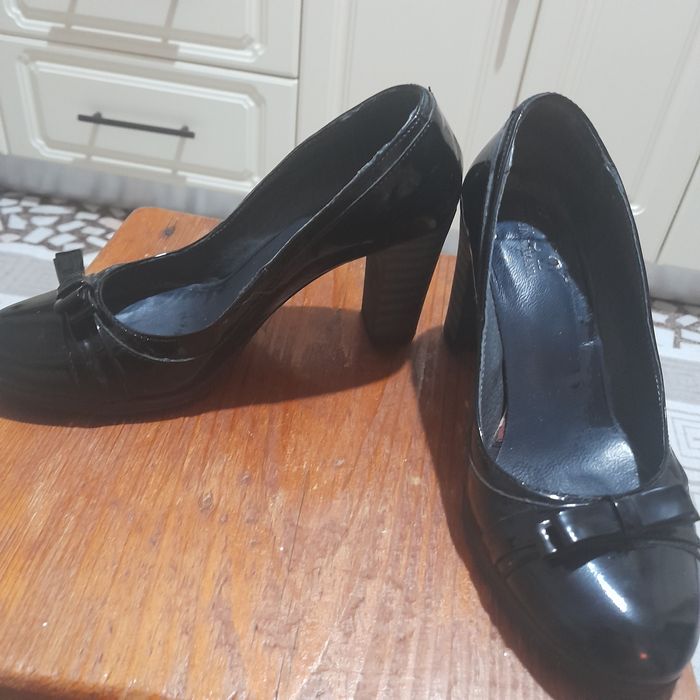 Pantofi din piele naturala, lăcuiți. Purtați o singură dată.