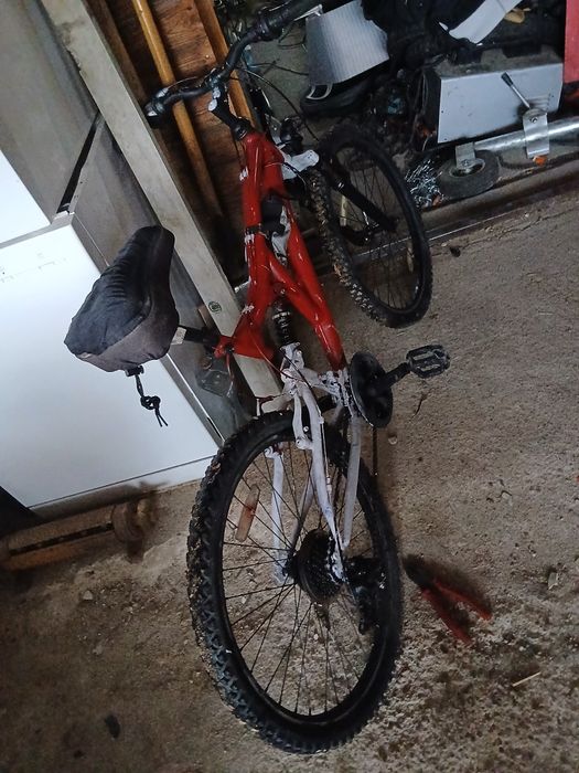 Vând bicicleta cu bec baterie si încărcător