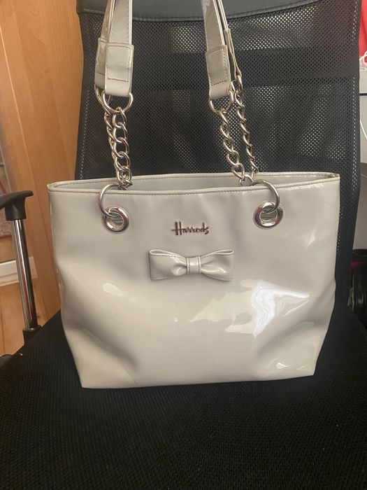 Сива лачена чанта Harrods закупена от Лондон
