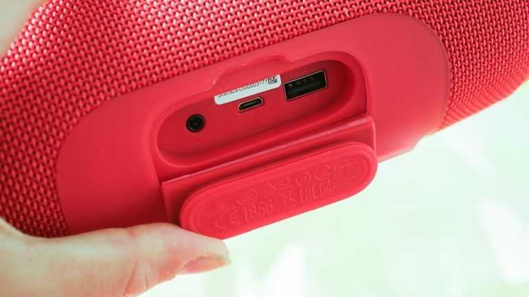 НОВА блутут преносима колонка JBL Charge 3 водоустойчива 20W 6000mAh