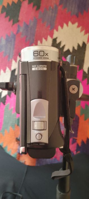 Видеокамера JVC ва штатив YUNTENG сотилади