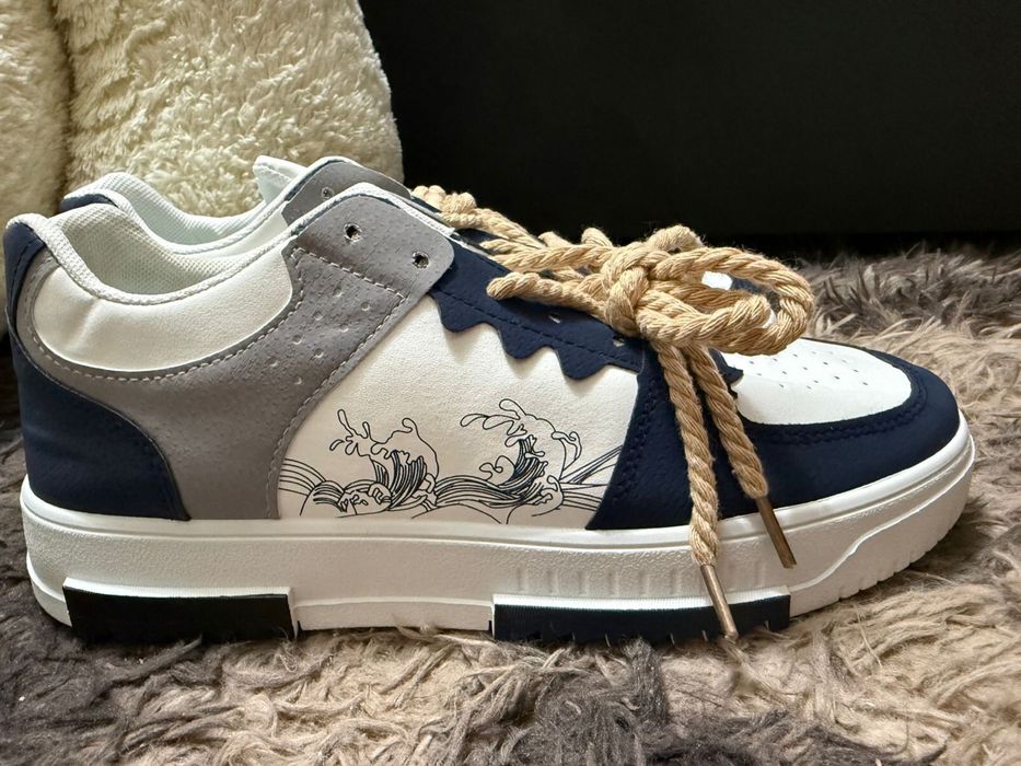 Продам кроссовки примерно 39 размера