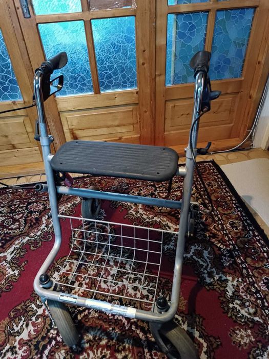 Rolator pliabil  cu 4 roti