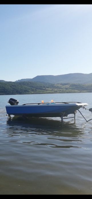 Лодка тримаран малка