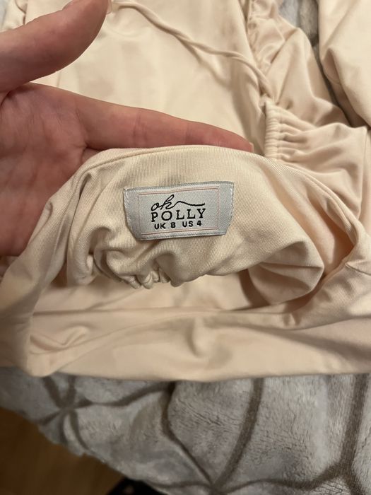 Рокля с гол гръб