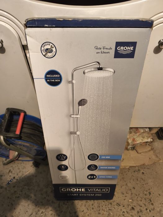 Vând baterie camargue noua și duș grohe