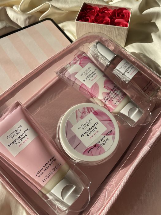 Комплект с несесер и козметика на victoria’s Secret