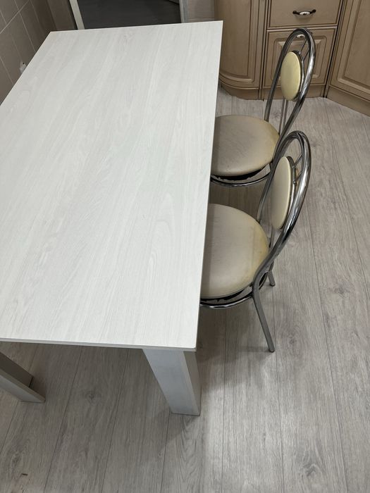 Стол со стульями для кухни