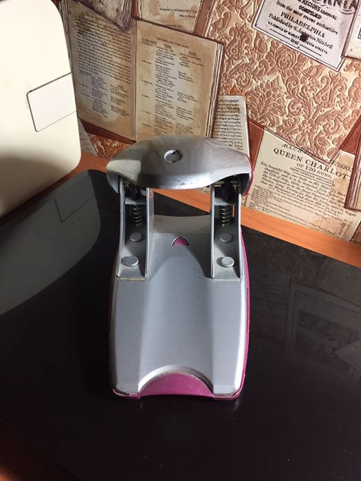 Дырокол новый продается дырокол