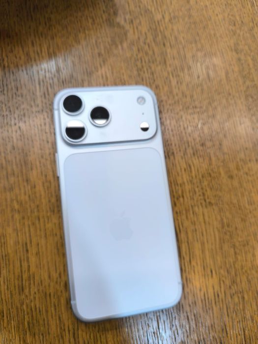 Vând iPhone 17 pro max