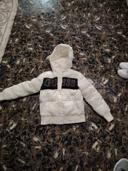Vând geaca Guess