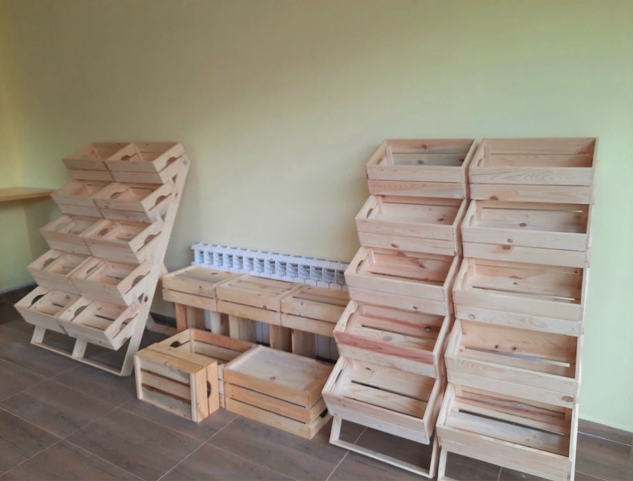 Дървен стъпаловиден стелаж от щайги за плод и зеленчук