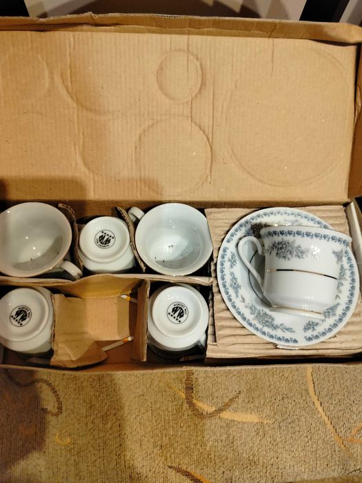 Сервиз за кафе с цветни мотиви