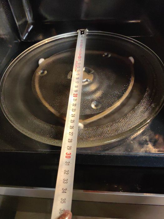 Висок шкаф с витрина и микровълнова