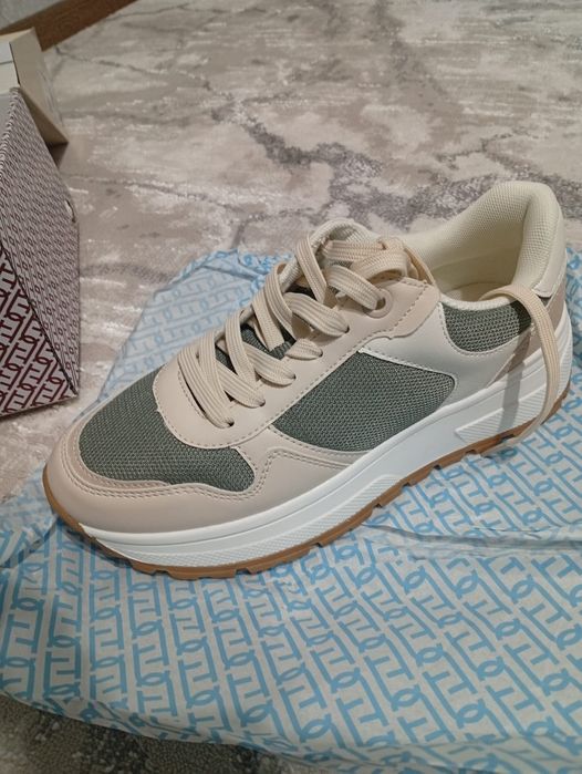 Продам две пары новых кроссовок