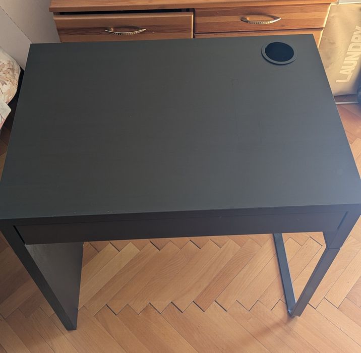 Продавам бюро Ikea