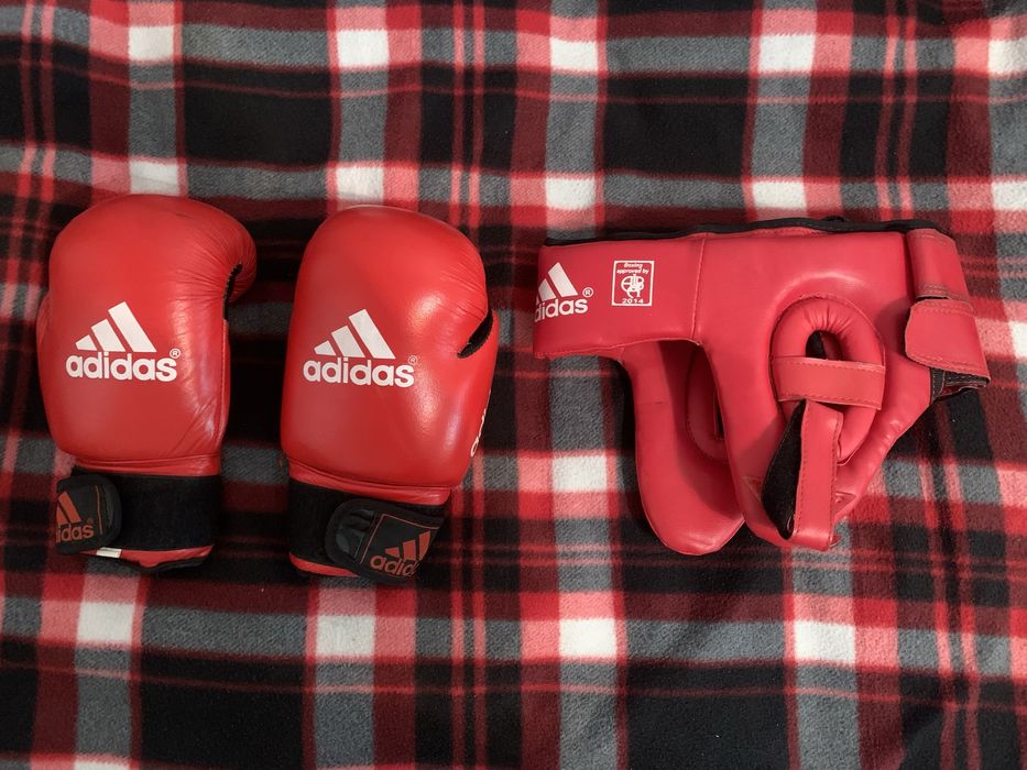 Комплект боксерских перчаток и шлема.
