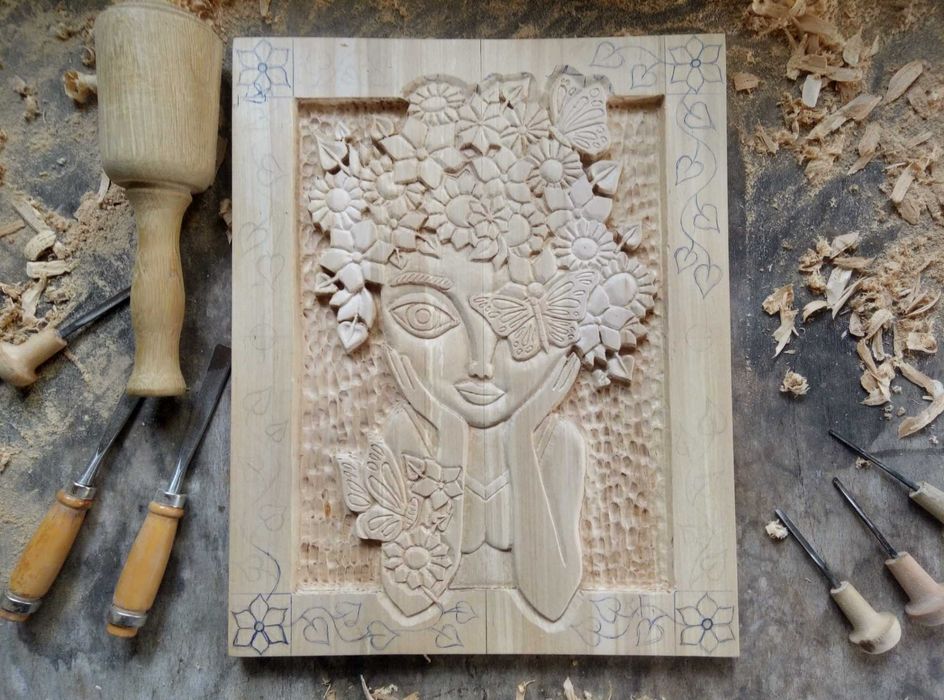 Дърворезбовано пано "Момиче и пролет"