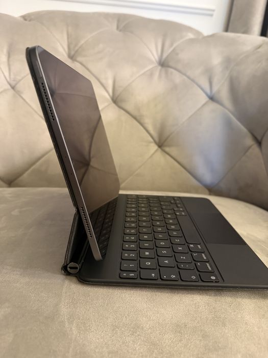 iPad Pro 11" (2020) – 256GB, Wi-Fi, impecabil + Magic Keyboard