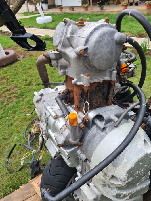 Motor Aprilia de 250 cu răcire pe apa