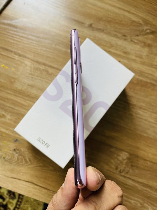 Samsung S20 FE с первый рук