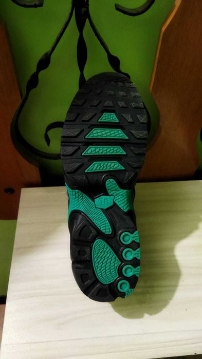 Продавам чисто нови маратонки nike supreme размер 41 но отговаря на 40