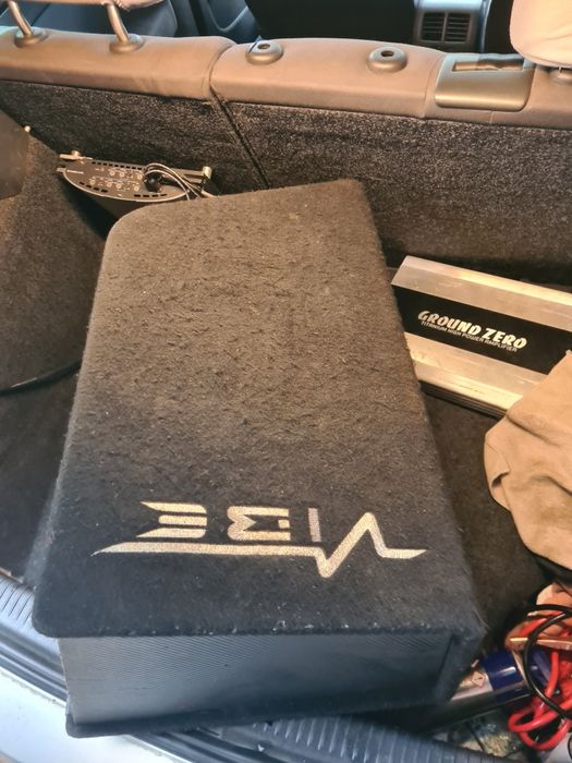 Efectuez montaj steluțe în plafon, subwoofer, amplifcatoare, boxe, cas