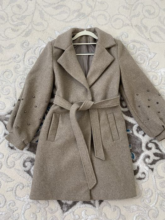 Пальто с бусами женский