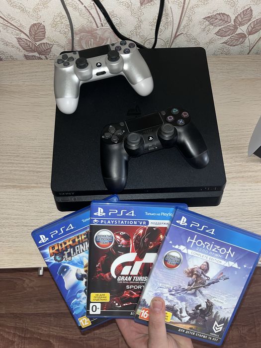 Продам Sony Playstation 4