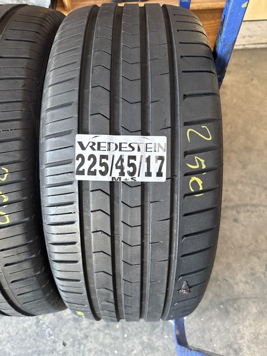 225/45/17 Vredestein