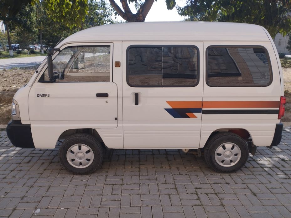 Moshinani bir qoʻl minilgan