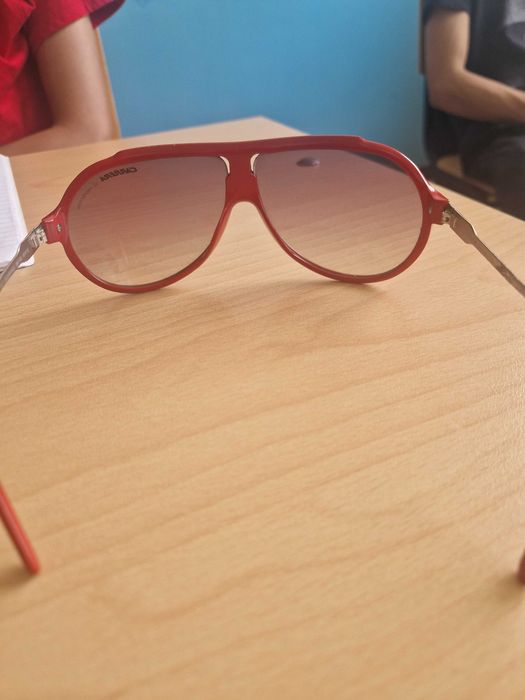 Продават се очила Carrera