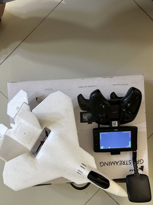 Avion cu GPS si radio comanda cu LCD