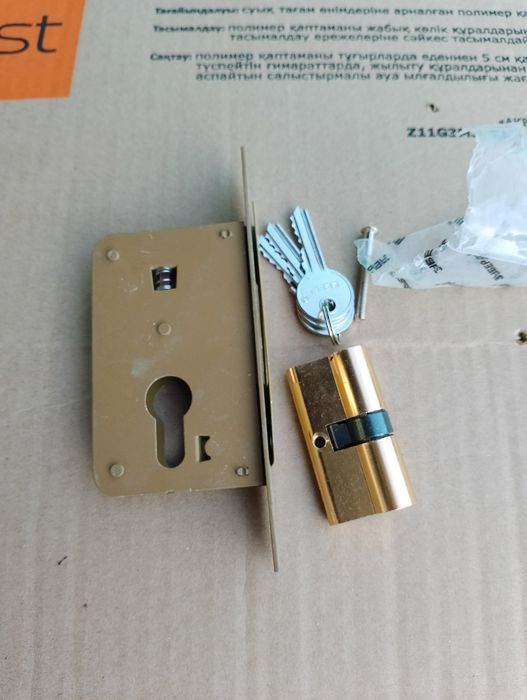 Врезной  замок новый