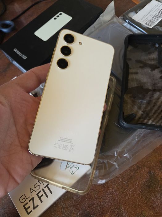 Samsung Galaxy S23 ca nou, impecabil, cu 6 huse + folie cadou