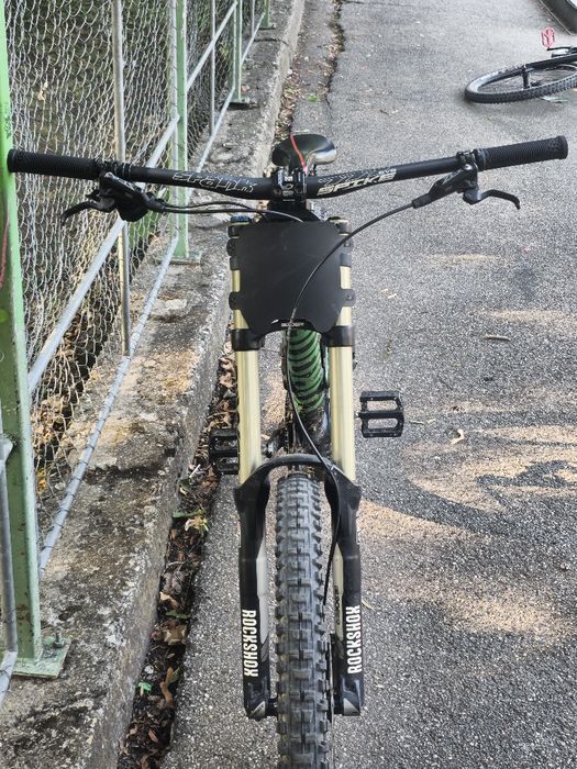 Bicicleta downhill Canyon torque frx