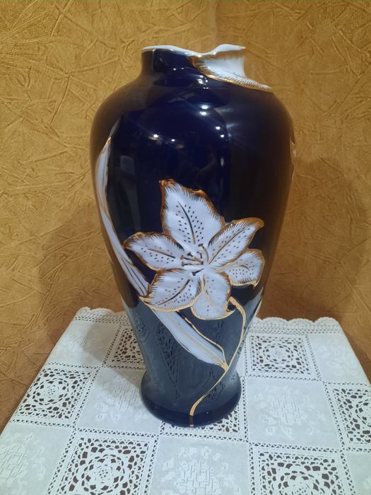 Роскошная  фарфоровая Чешская кобальтовая ваза (бренда Thun), украшенн