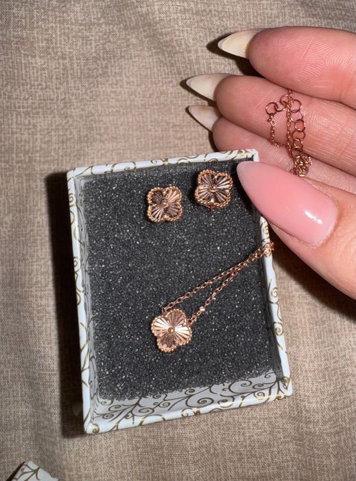 Обеци и колие детелини