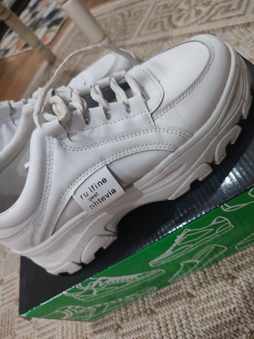 Кроссовки 2000 тг