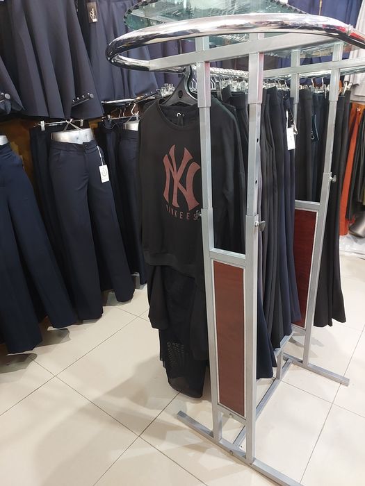 Продам стойку для одежды.