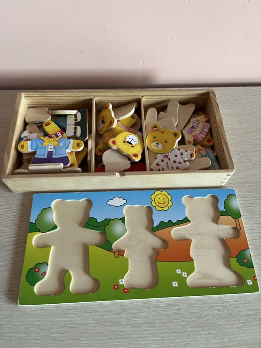 Дървен пъзел “Семейство мечета с дрехи”