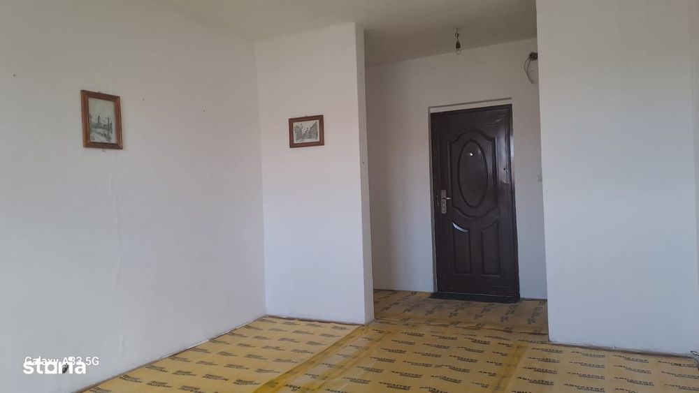 Garsoniera etaj 3,Vasile Aron