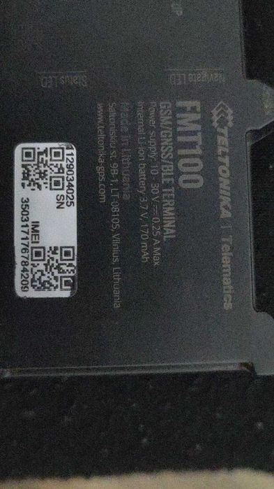 Localizator GPS compact Teltonika FMT100 conceput pentru autoturisme